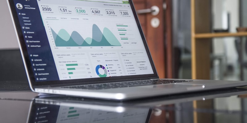 Ecran d'ordinateur affichant un logiciel de paie dans un bureau