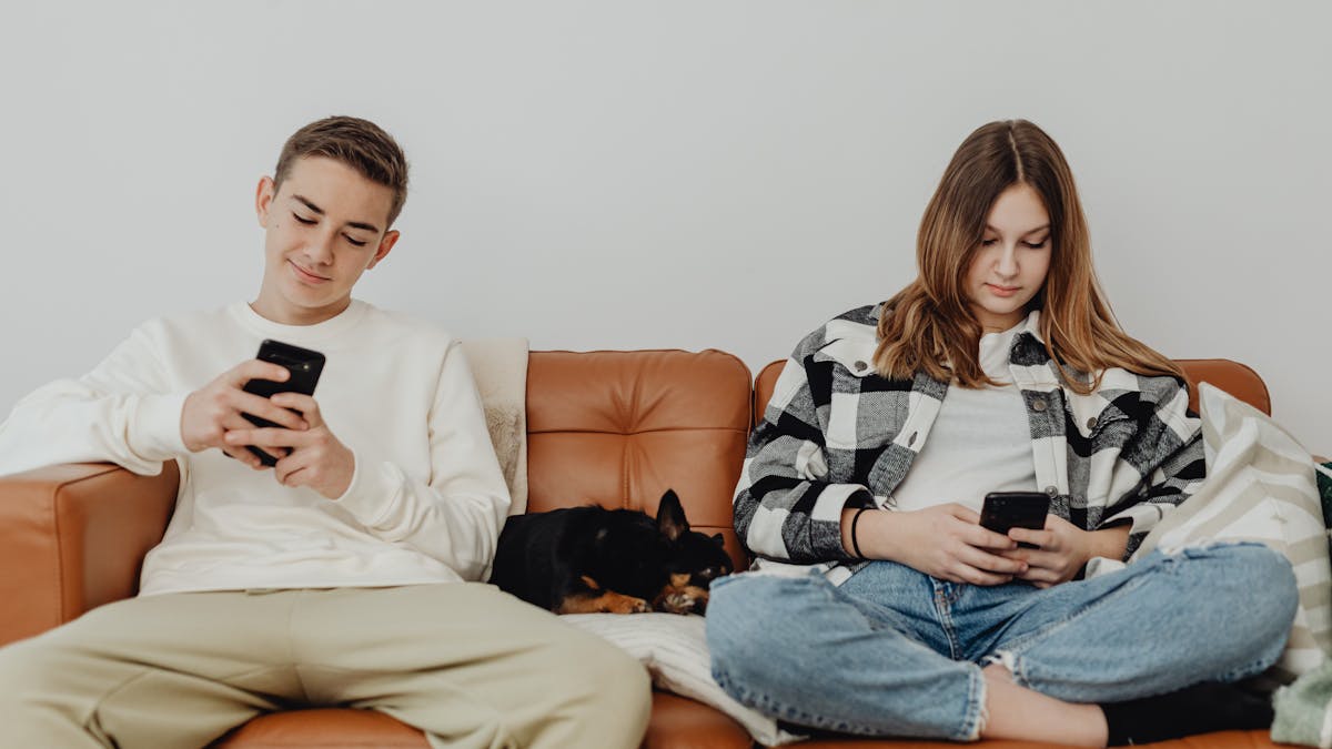 Adolescente de la génération Z avec son téléphone