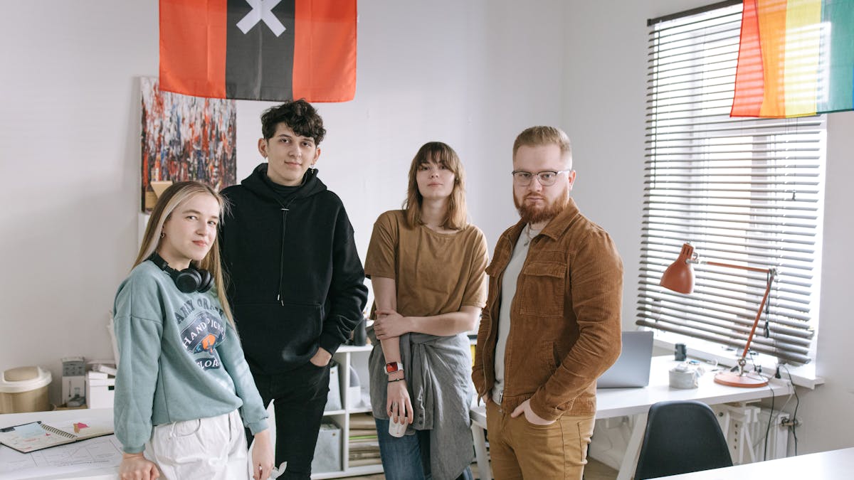 Équipe diverse de jeunes Z au bureau