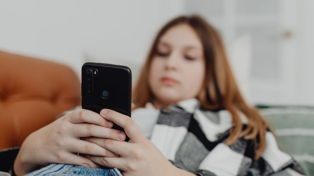 Jeune femme de la génération Z avec son téléphone