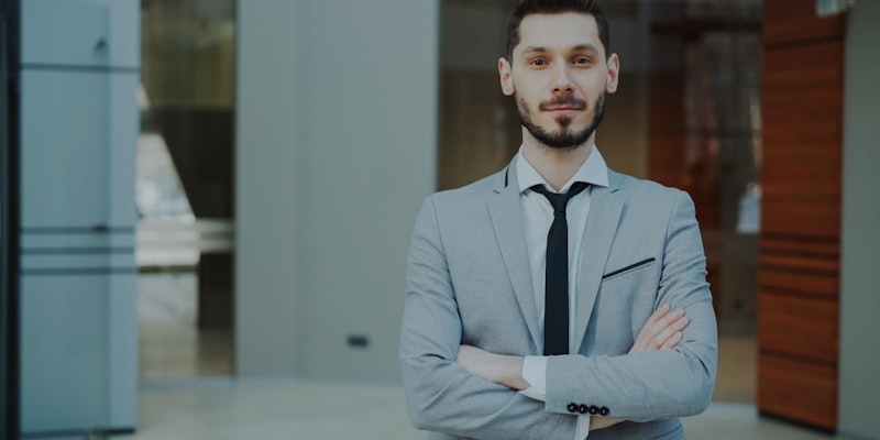 Directeur des ressources humaines en costume dans un bureau de direction