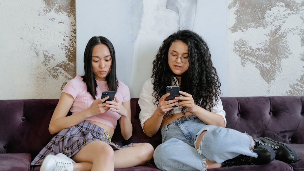 Adolescent de la génération Z avec son smartphone