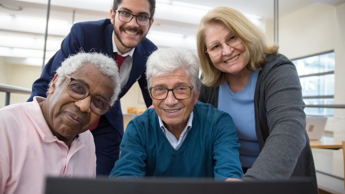 Équipe intergénérationnelle au travail