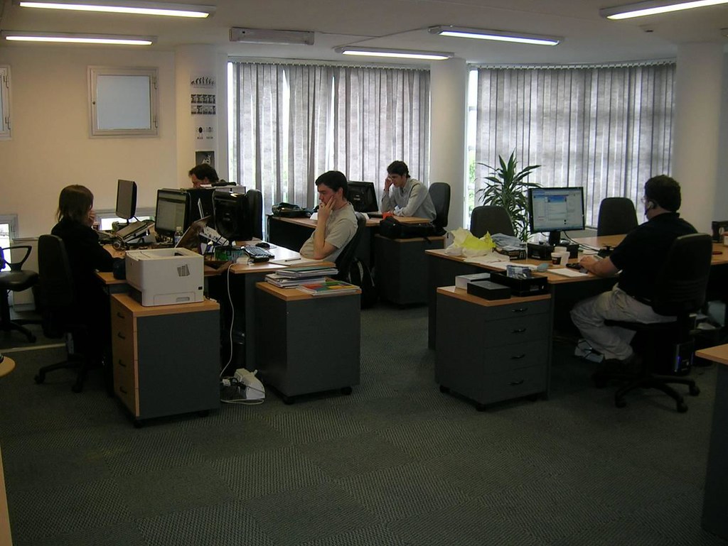 Équipe en réunion dans un bureau pour préparer une migration de logiciel RH