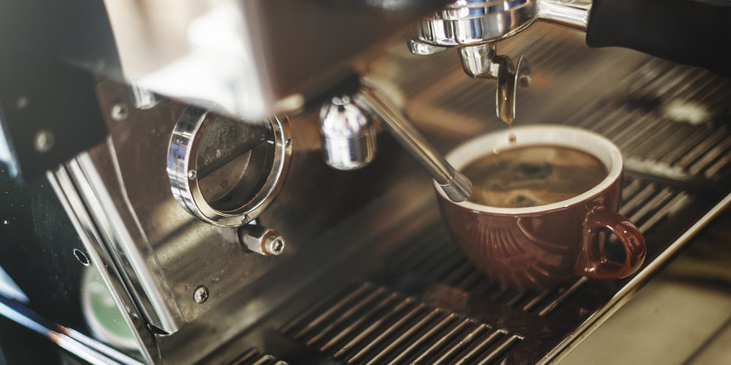 Machine à café professionnelle préparant un expresso dans un établissement CHR