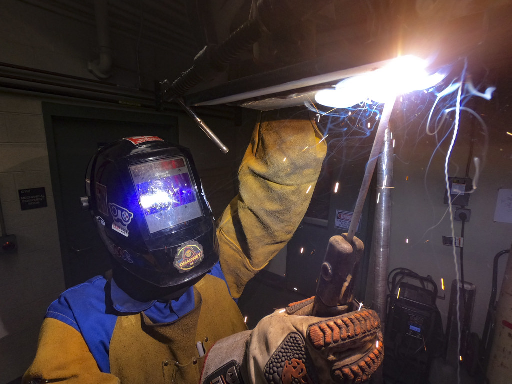 Collaborateurs travaillant sur ordinateur dans un bureau