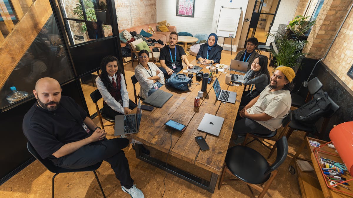 Jeunes membres de la génération Z collaborant dans un espace de travail moderne