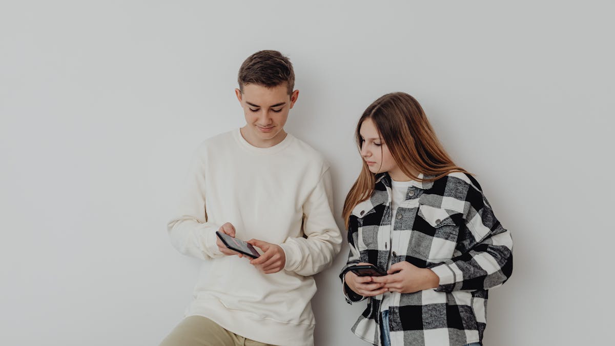 Adolescents de la génération Z avec leur smartphone
