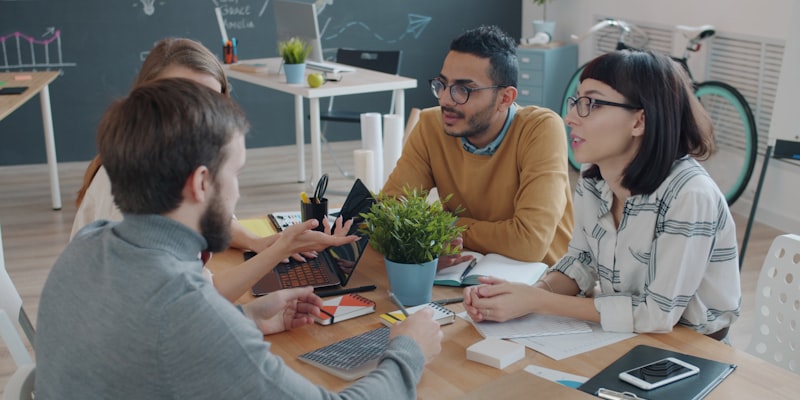 Reunion d'equipe dans une salle de conference en entreprise