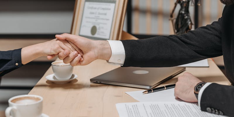 Poignee de main entre un employeur et un candidat apres un entretien d'embauche