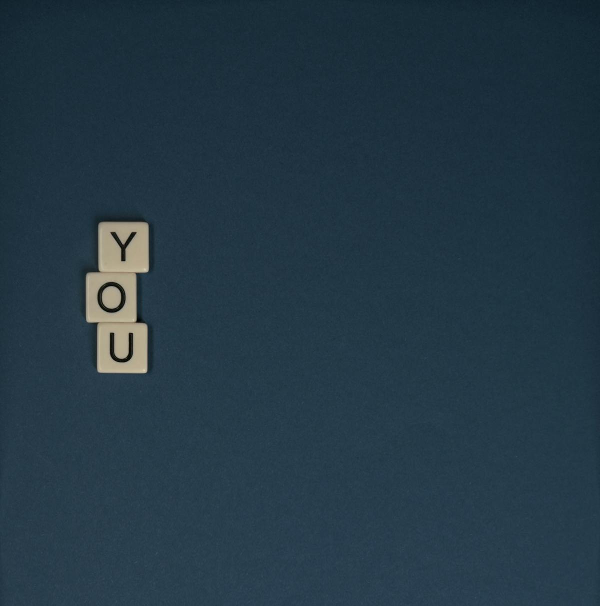 Signature de contrat de travail et horloge symbolisant la période d'essai